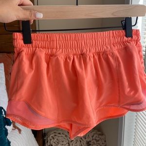 Lululemon Hotty Hot 2 1/2 inch Size 4